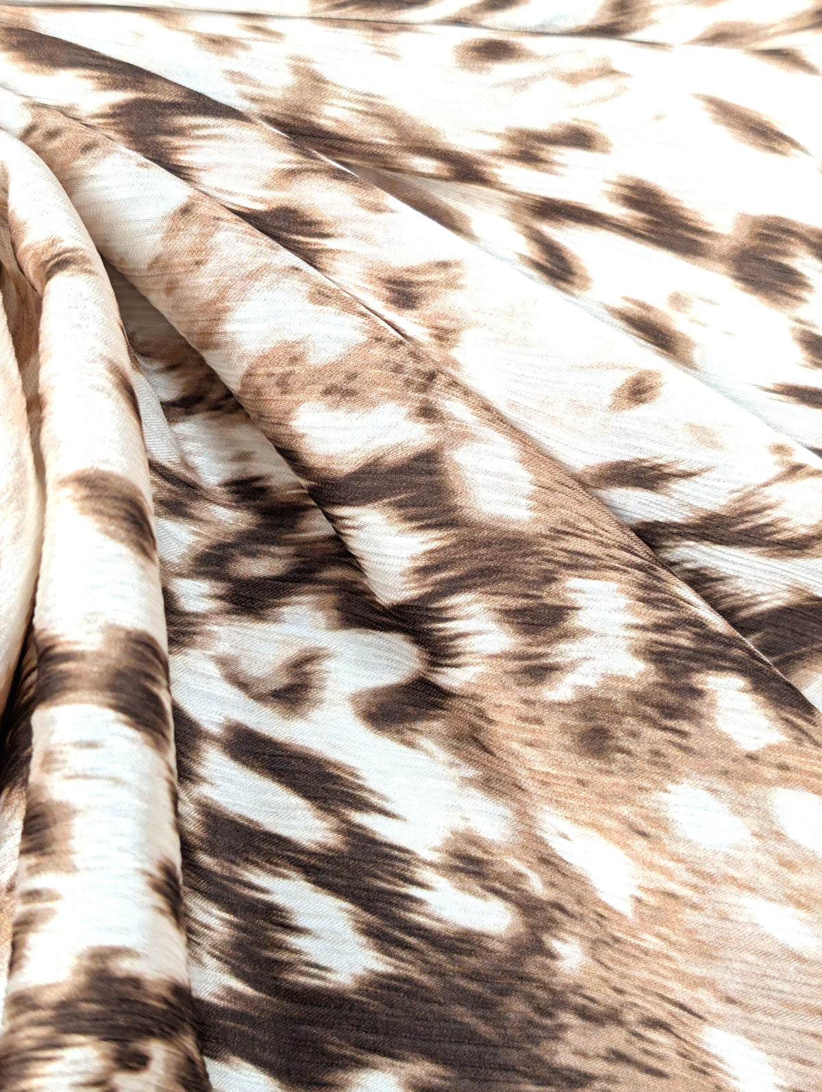 Satin de polyester plissé léger, motif animalier brun et écru 3 [blankastock:98c63060-dadc-4a44-b490-1c27ff0626ab]