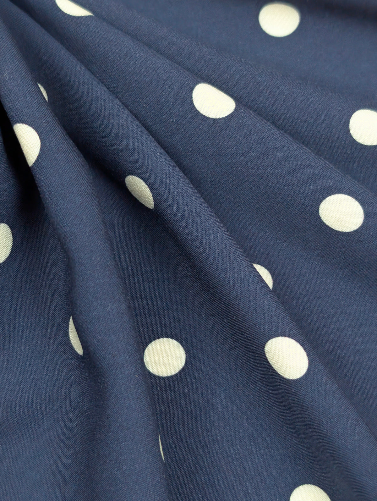 Viscose Ecovero, pois blancs sur fond bleu 3 [blankastock:91386080-5b4b-4630-a9d3-b6aeaa28d786]