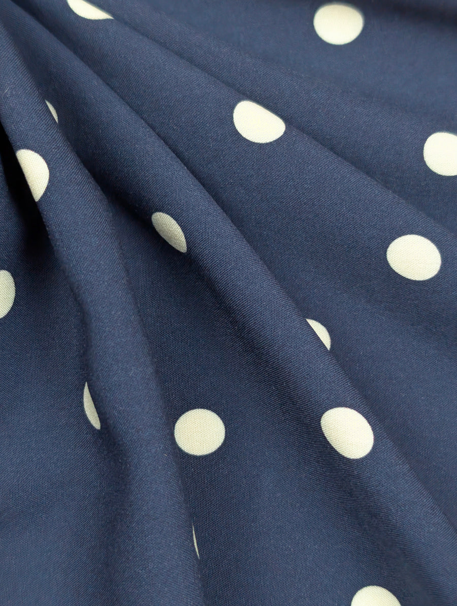 Viscose Ecovero, pois blancs sur fond bleu 3 [blankastock:91386080-5b4b-4630-a9d3-b6aeaa28d786]