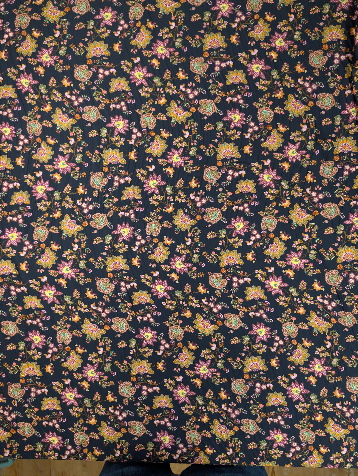 Satin de viscose, motif fleuri bohème multicolore 3 [blankastock:4837dc6f-d227-4533-8cac-13d384c50a2f]