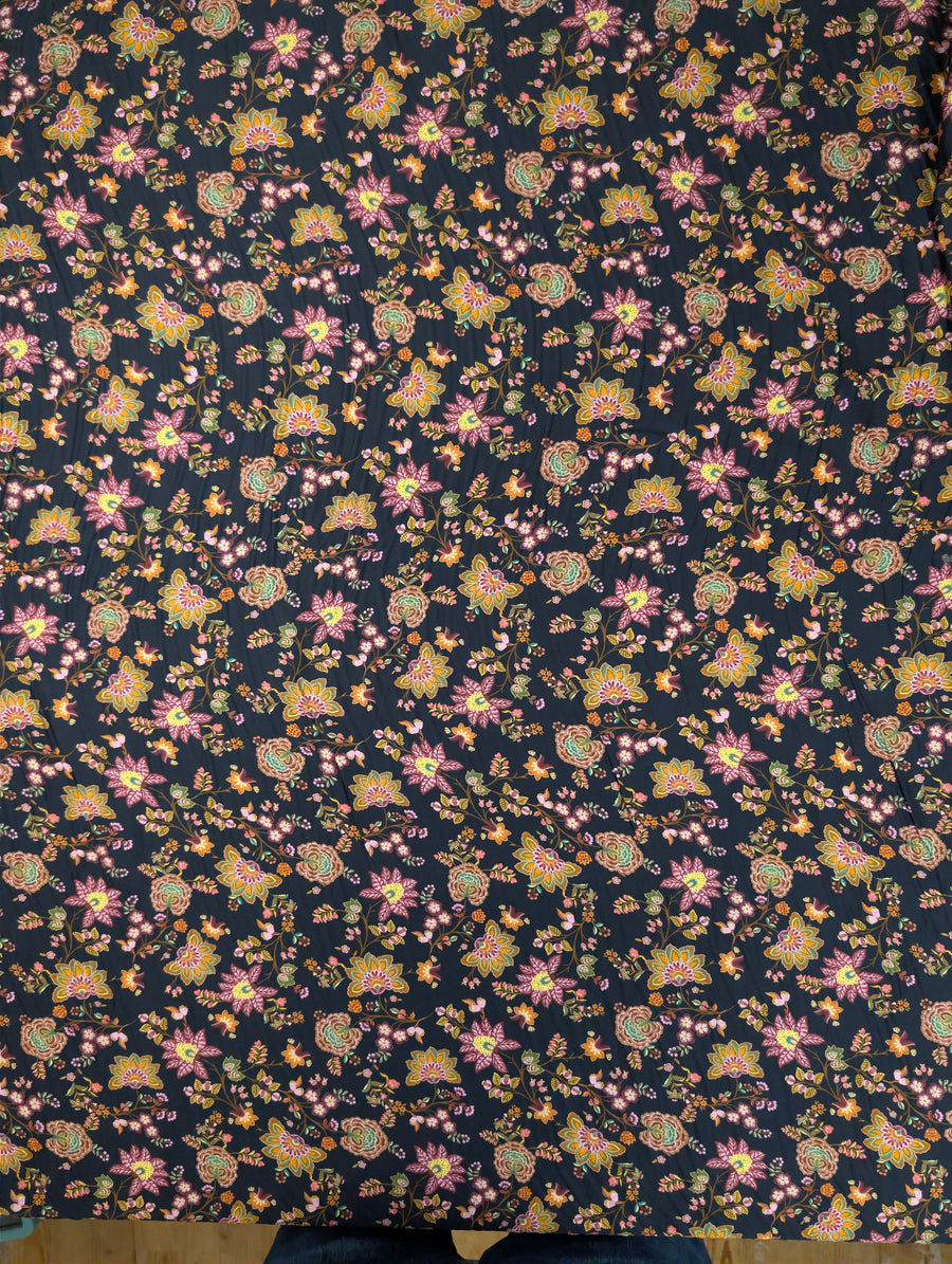 Satin de viscose, motif fleuri bohème multicolore 3 [blankastock:4837dc6f-d227-4533-8cac-13d384c50a2f]