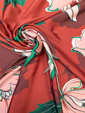 Sergé de polyester effet soie, grandes fleurs roses et feuillage vert 1 [blankastock:a0fc47dc-c947-4ae2-b2c9-fcb6d1de55a4]
