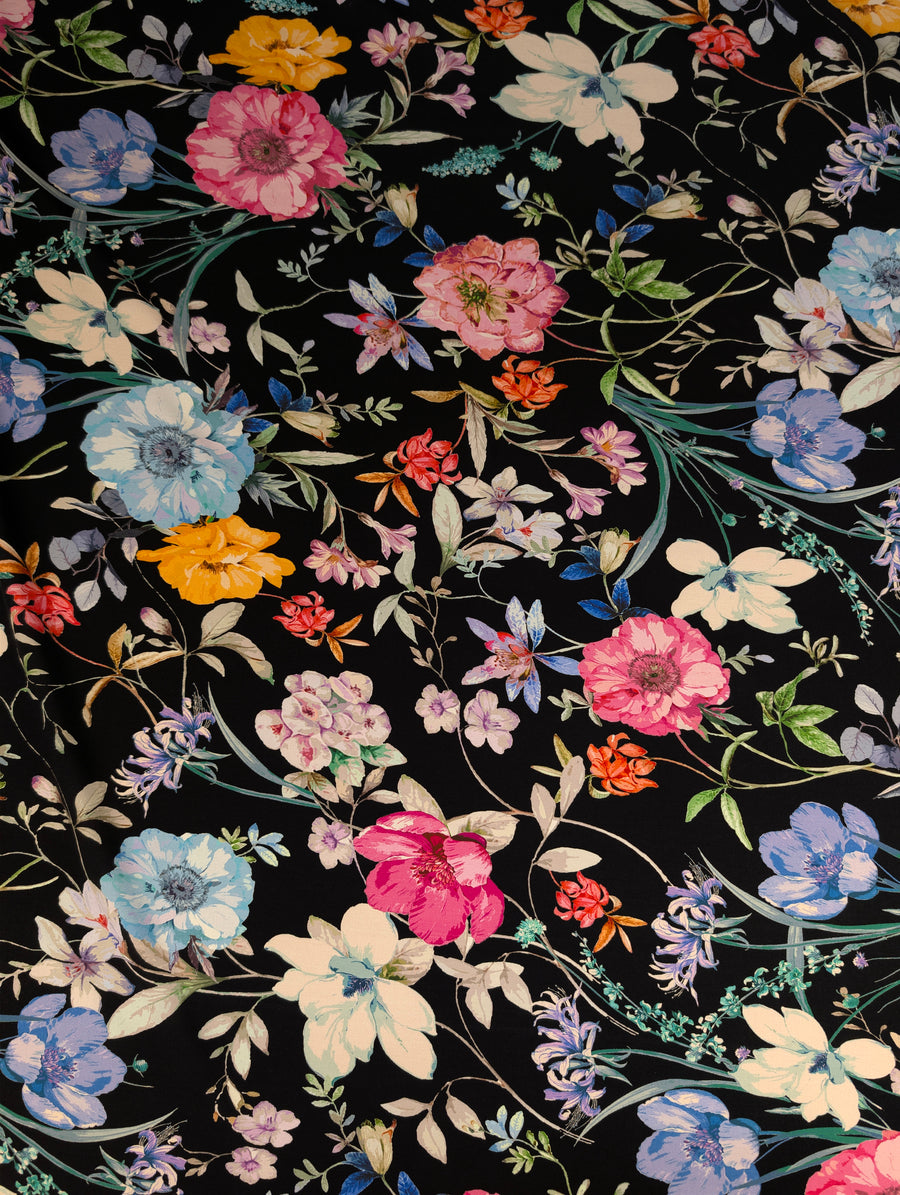 Viscose fleurie fond noir 4 [blankastock:3a30840f-aaca-4259-bcc8-76595f9e11a1]