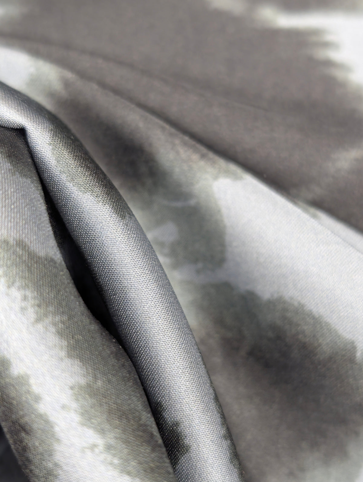 Satin de viscose léger, motif animalier abstrait gris et noir 3 [blankastock:c1c8b435-1c9d-4001-85de-2274efa5d3b0]