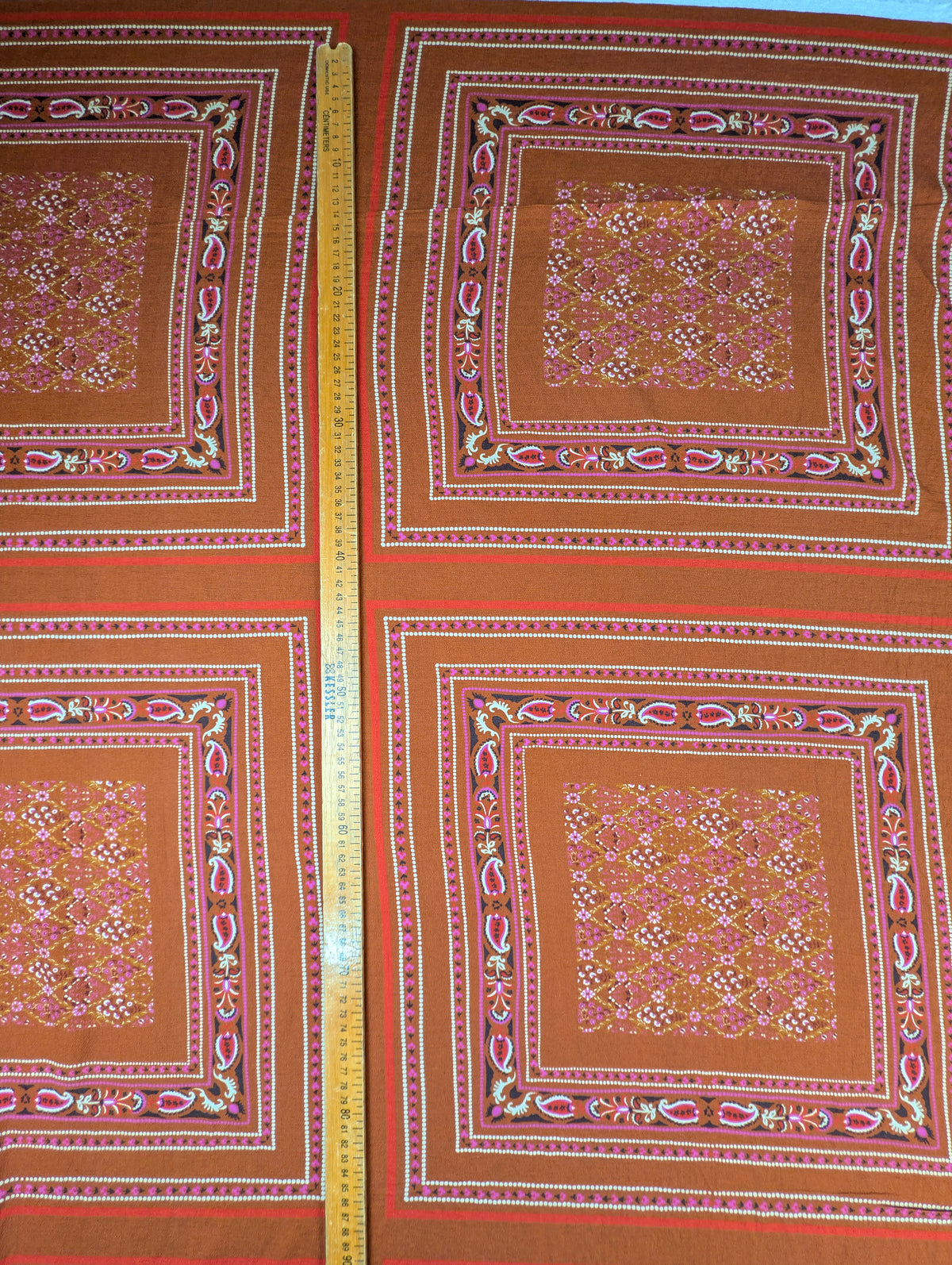 Crêpe de viscose texturé, motif cachemire géométrique marron 3 [blankastock:2c4c99c0-1476-4e67-ac4f-fc92aa468997]