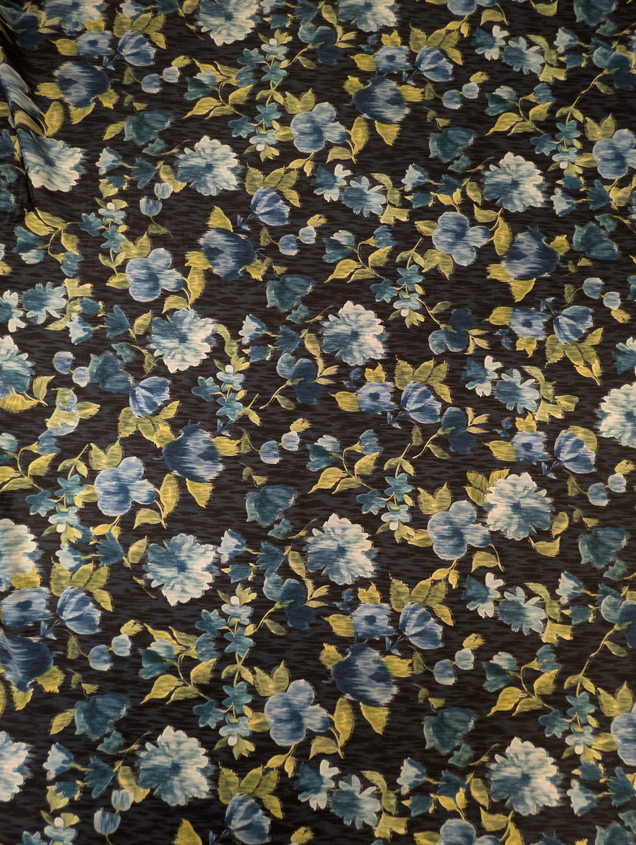 Satin de viscose, fleurs bleues et feuillage jaune sur fond noir 5 [blankastock:b800e07d-51d2-41f3-ba5d-51a8228ee8be]