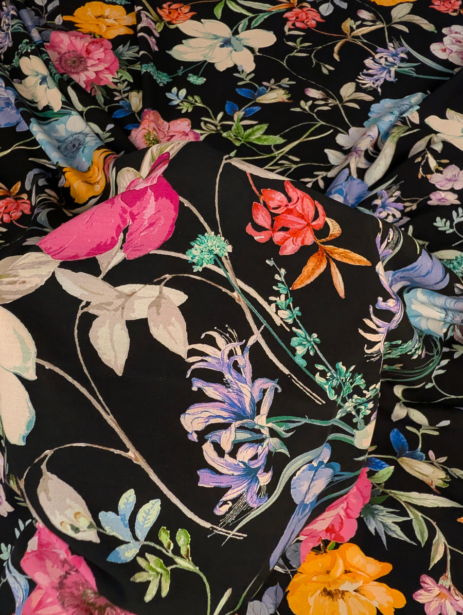 Viscose fleurie fond noir 3 [blankastock:8dee80dd-53dd-463b-8402-56c5a7bf12dc]