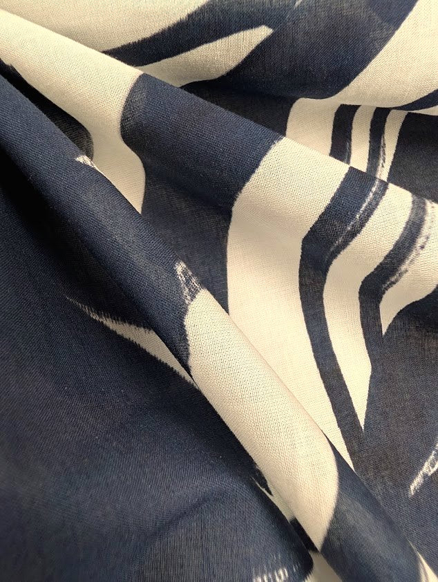 Batiste de coton motif feuillage bleu écru 3
