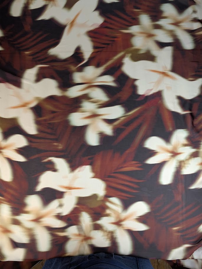 Mousseline satinée effet soie motif tropical 4