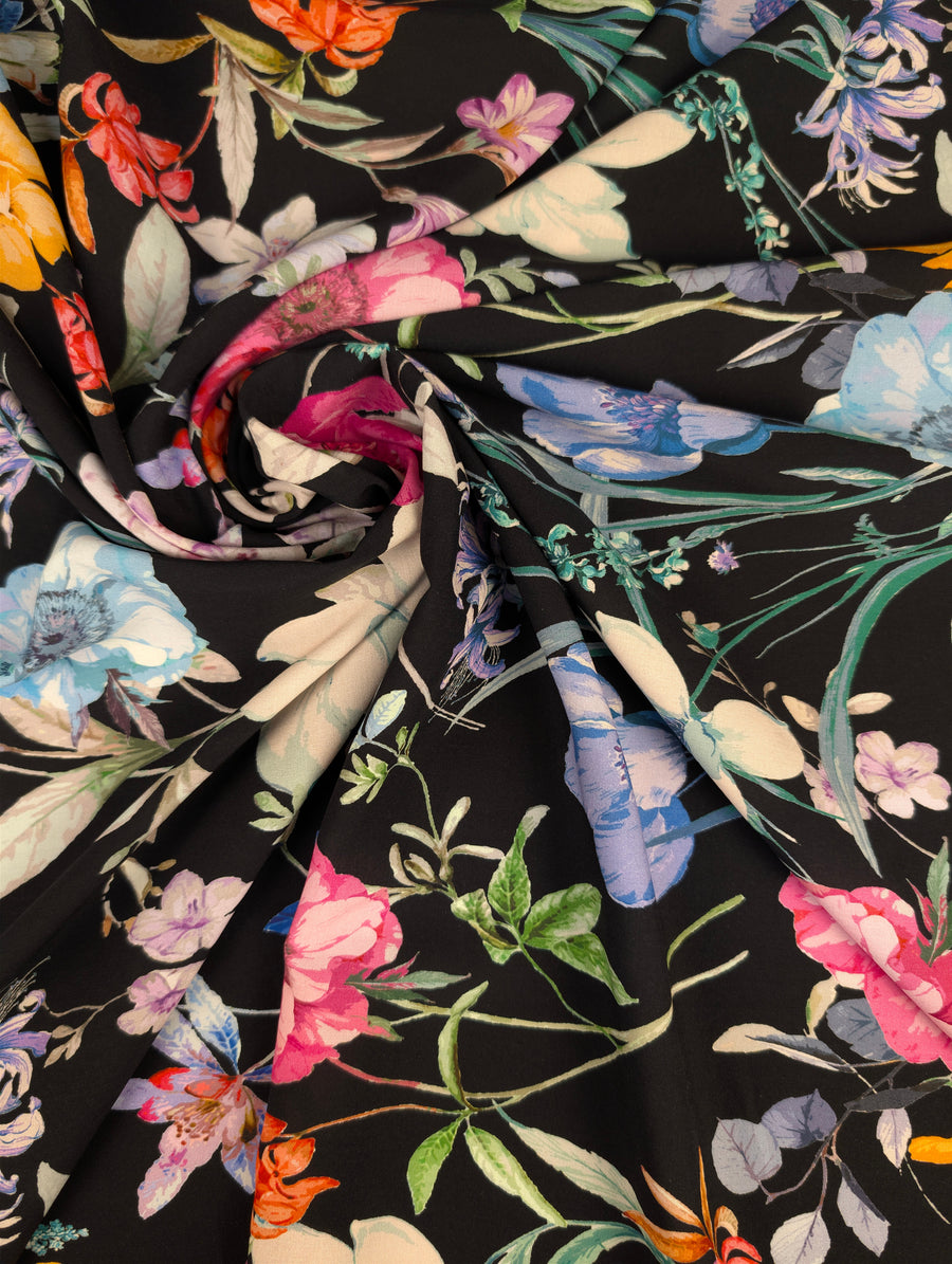 Viscose fleurie fond noir 1 [blankastock:3e3bda55-b199-47d2-b4f7-8d69f41a735c]