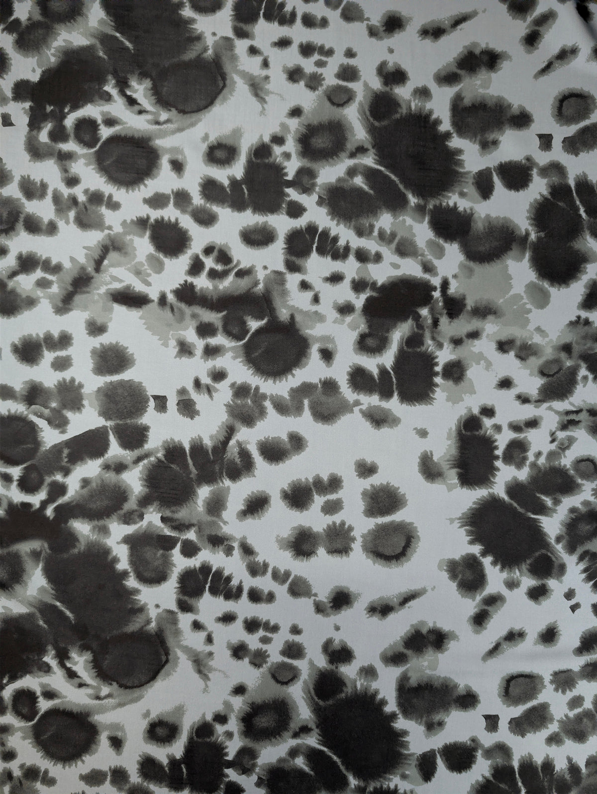 Satin de viscose léger, motif animalier abstrait gris et noir 4 [blankastock:bd356535-0839-42ac-a0cb-22b6d569fbca]