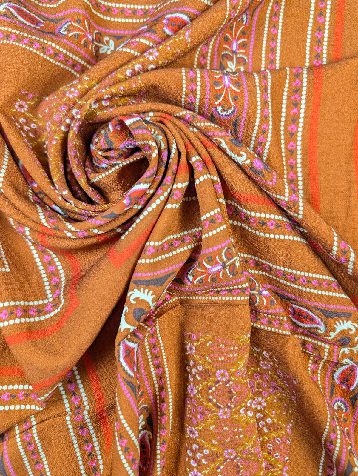 Crêpe de viscose texturé, motif cachemire géométrique marron 1 [blankastock:f79560b5-4fc9-4d85-9864-11e40a9aeaed]