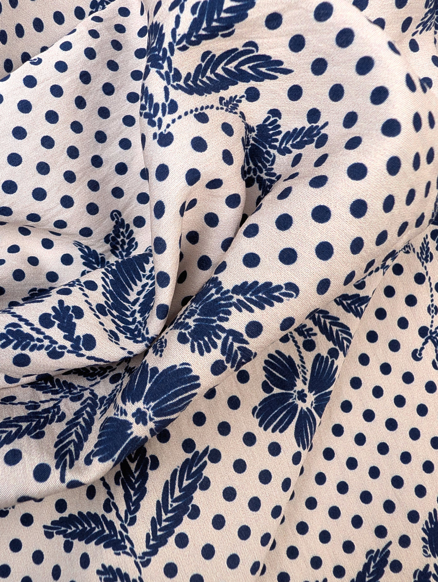 Viscose légere à effet froissé, fleurs et pois bleu marine sur écru 3 [blankastock:bcffb9ac-2c6b-4a47-8eec-346ae93f1fee]