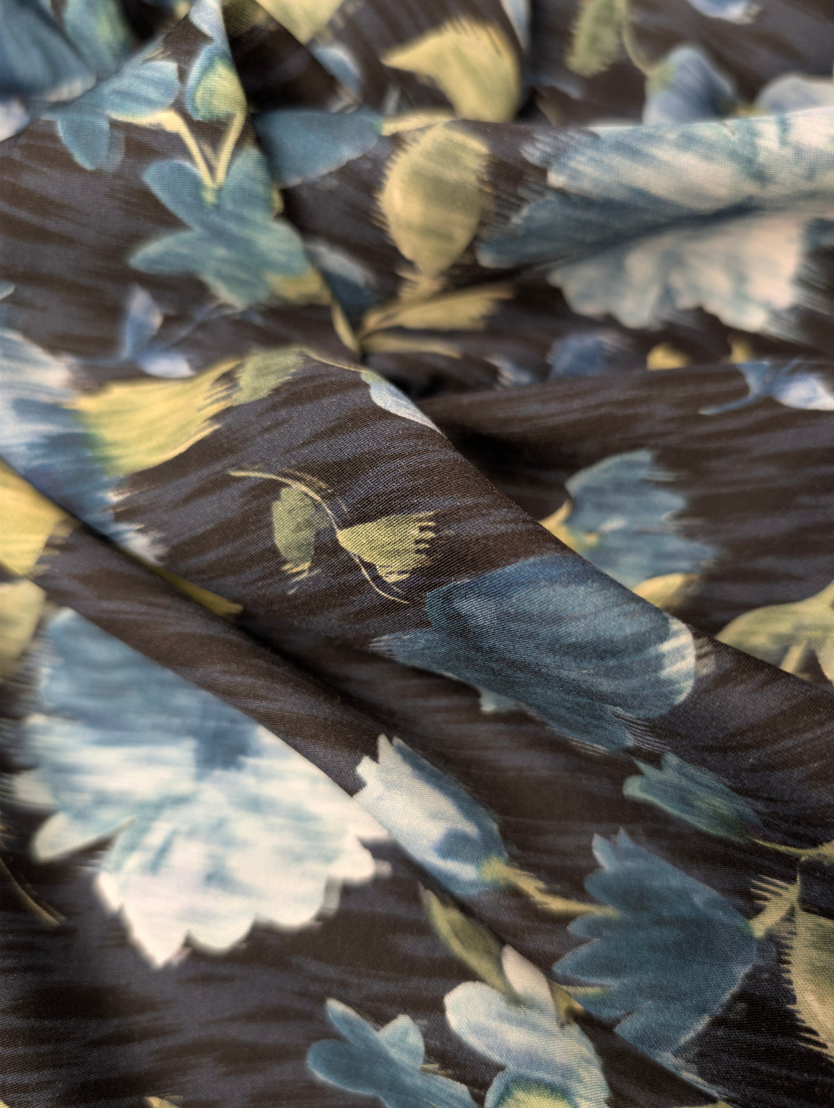 Satin de viscose, fleurs bleues et feuillage jaune sur fond noir 4 [blankastock:72524051-592a-4a13-97f4-1f719dea223c]