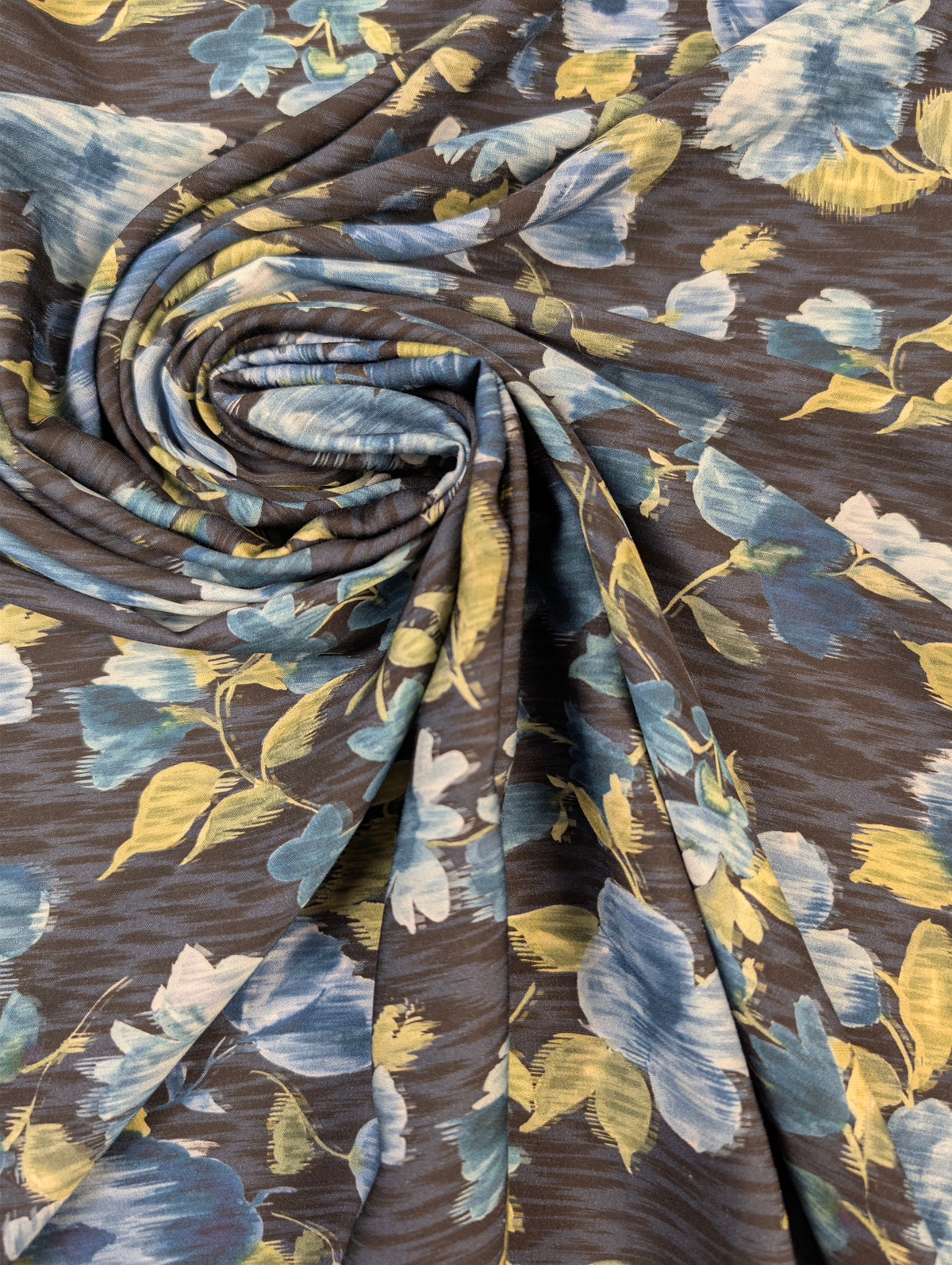 Satin de viscose, fleurs bleues et feuillage jaune sur fond noir 1 [blankastock:2d13d78b-2863-4fd0-b2fa-8f81647e2e9e]