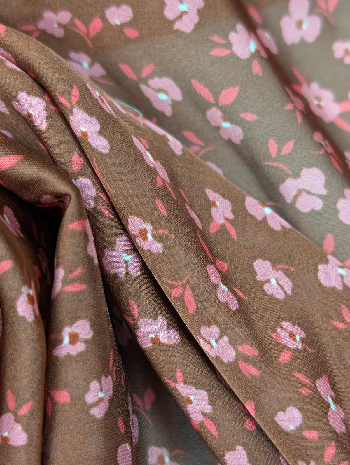 Mousseline de polyester, petites fleurs roses sur fond marron 3 [blankastock:2b0215d8-7dc3-4b89-861b-5da7abff7eb2]