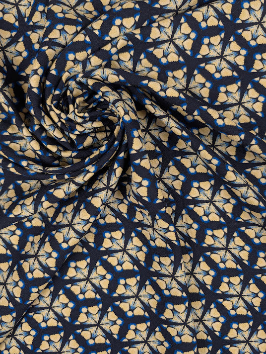 Crepe de viscose, padrão gráfico em azul e cru 1 [blankastock:f7da79ee-0f64-4b1d-969b-1d34d162f60d]