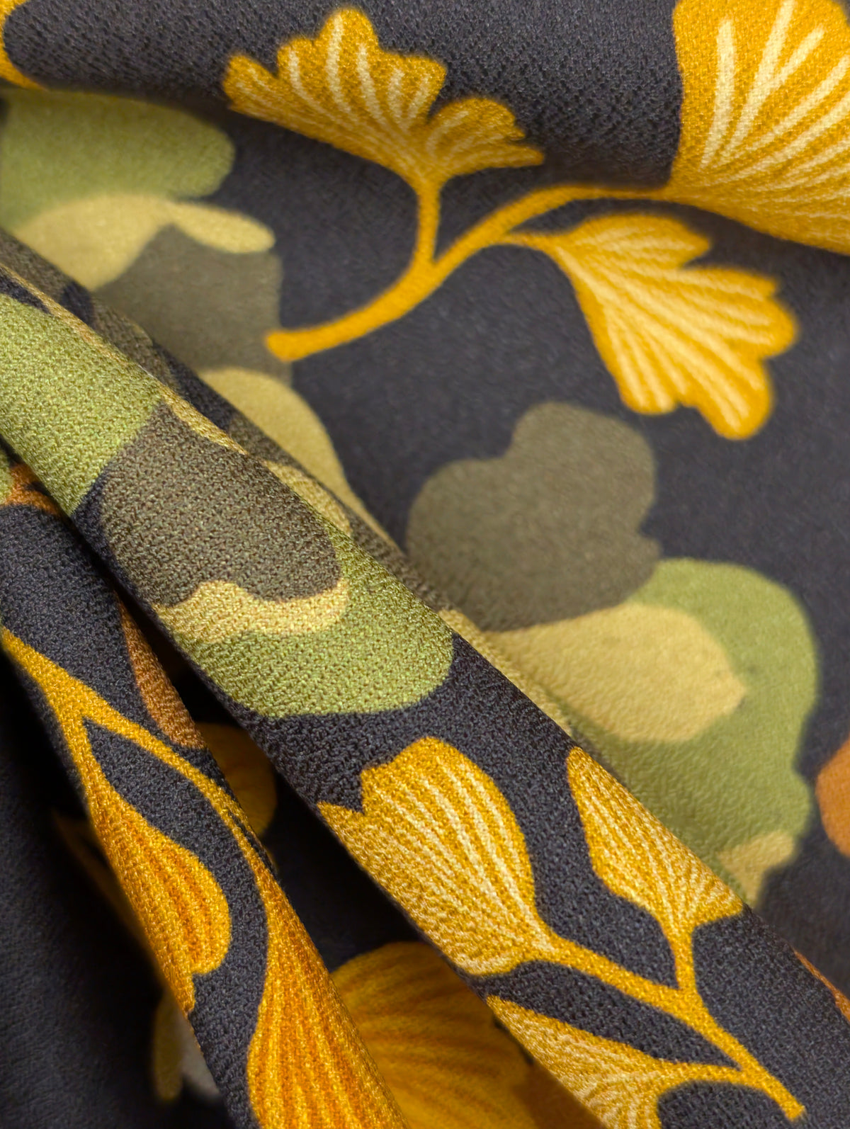 Crêpe de viscose lourd, motif fleuri rétro multicolore 3 [blankastock:e6f00324-a56c-4e7e-99fd-52ee4eec763b]