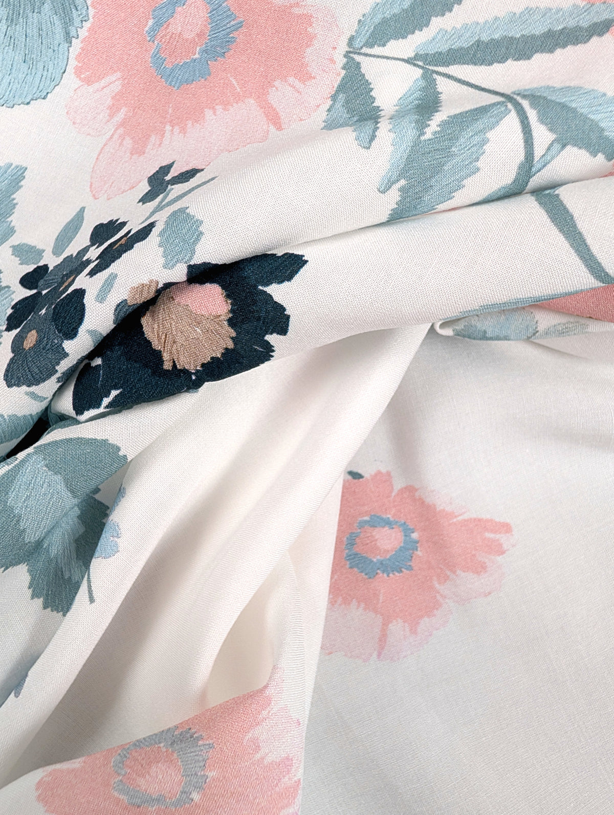 Javanaise de viscose, motif fleuri à embase rose et bleue 3 [blankastock:d69002d5-0a0a-4a0e-91e5-d073431f2c2e]