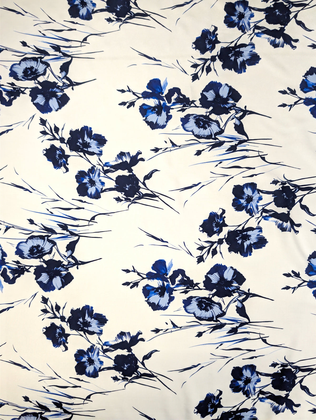 Viscose fluide, grandes fleurs bleues sur fond écru 4 [blankastock:5c9ecfea-da0d-4f6d-abef-a57f701d2b84]