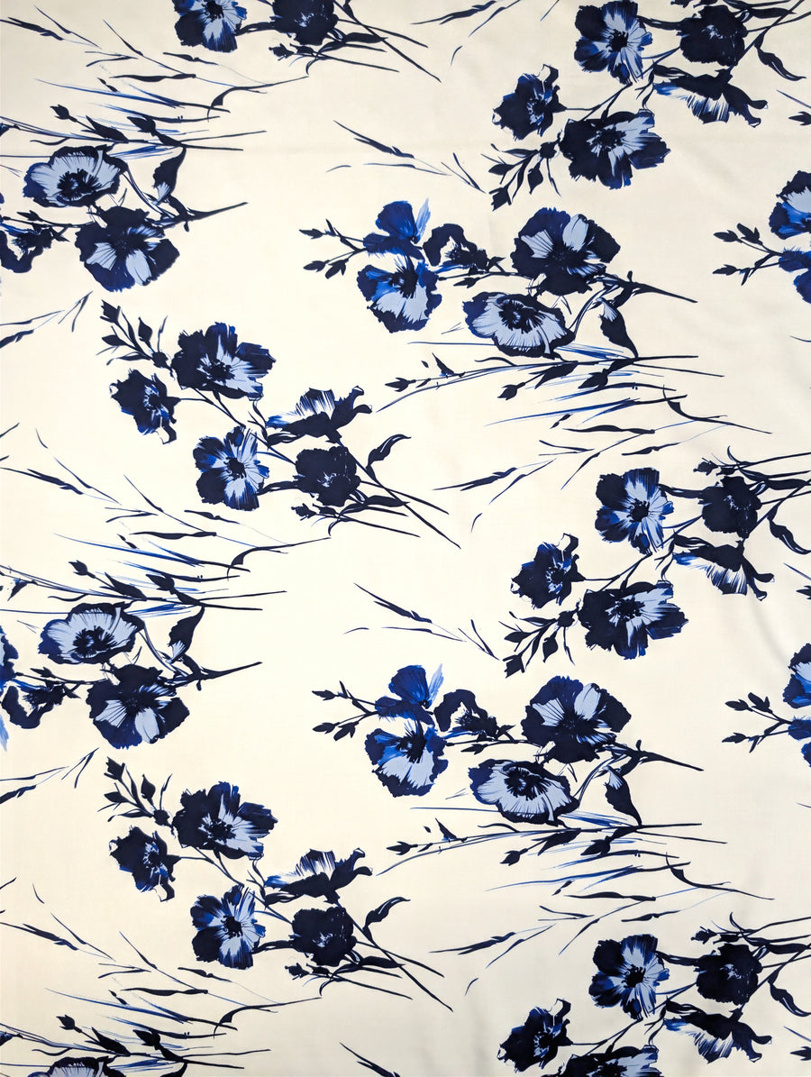 Viscose fluide, grandes fleurs bleues sur fond écru 4 [blankastock:5c9ecfea-da0d-4f6d-abef-a57f701d2b84]