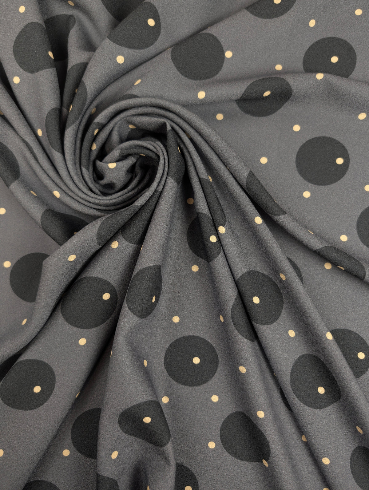 Crêpe de viscose lourd, pois noirs et écrus sur fond gris 1 [blankastock:5e6bffcb-640e-409c-9a8f-72bcd7a4246b]