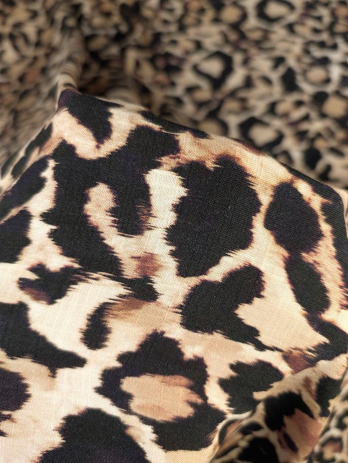 Linen-look viscose with leopard print 4