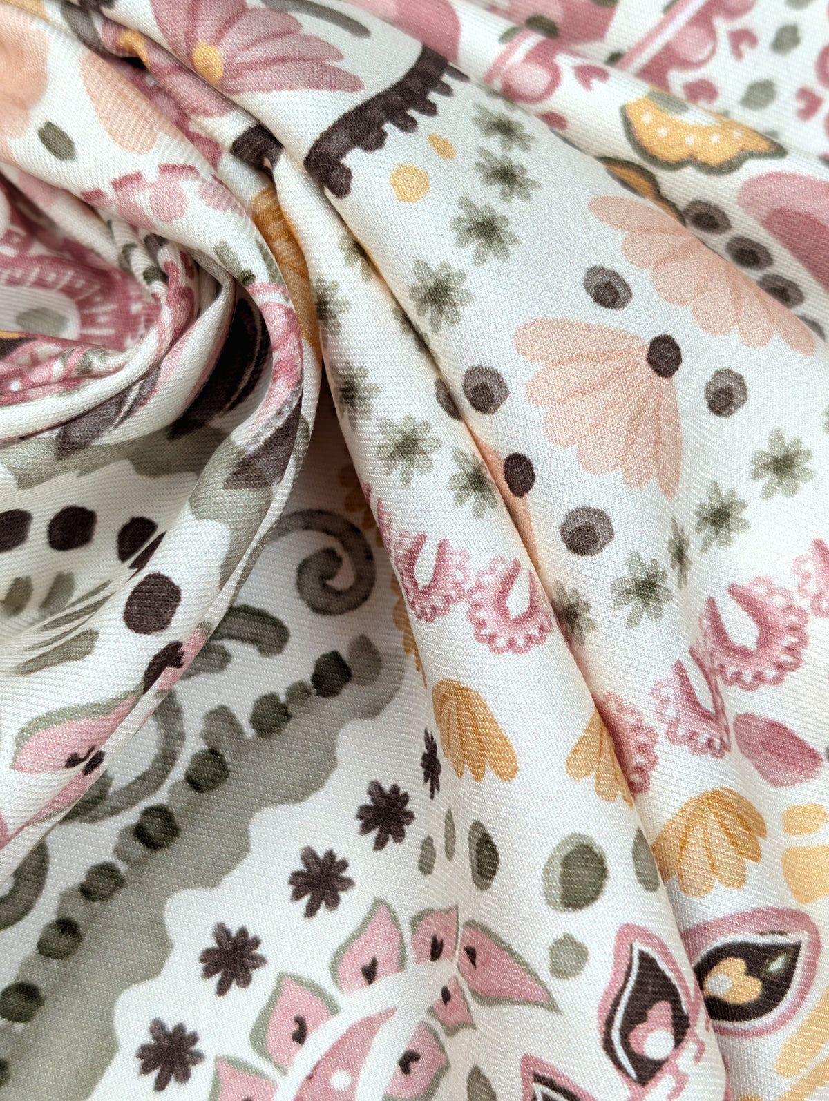 Sergé de viscose, motif cachemire fleuri bohème rose et jaune 3 [blankastock:839fb61b-543c-418e-9903-9cb5c0cde649]