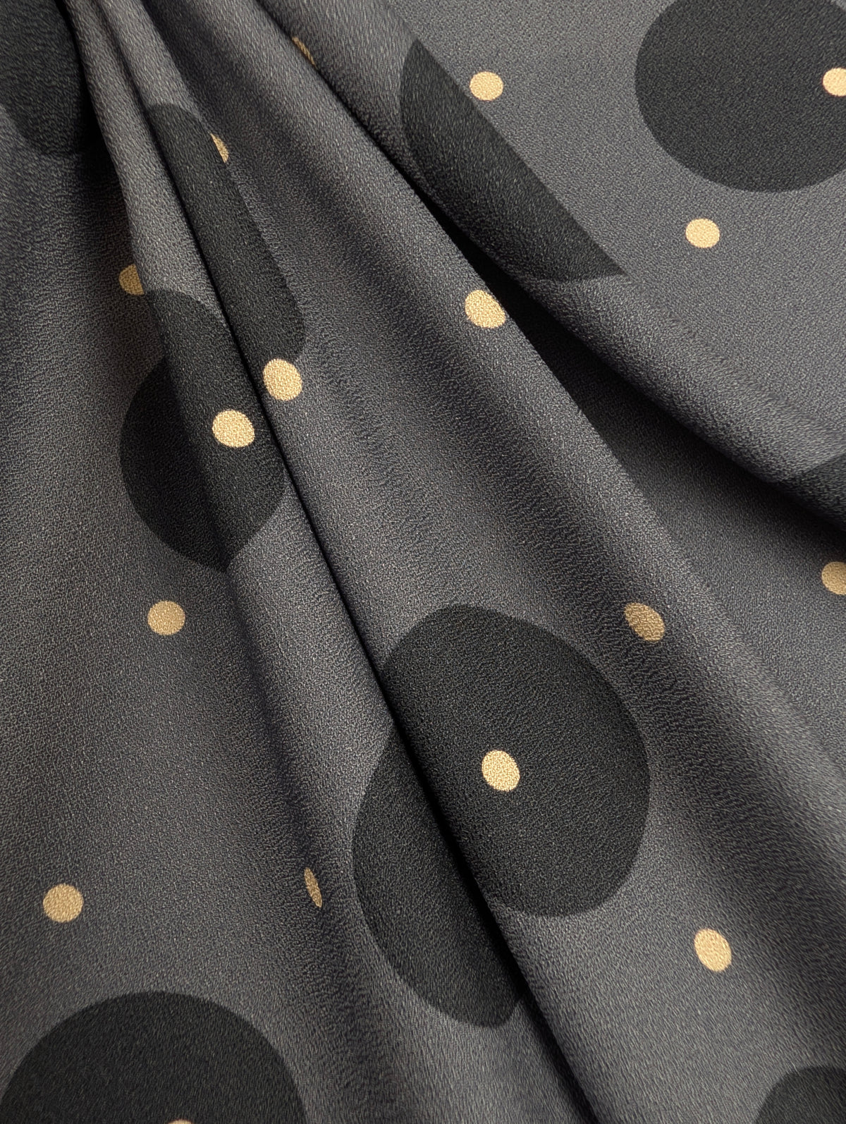 Crêpe de viscose lourd, pois noirs et écrus sur fond gris 2 [blankastock:255803dd-8638-409f-bae2-80757debb1bc]