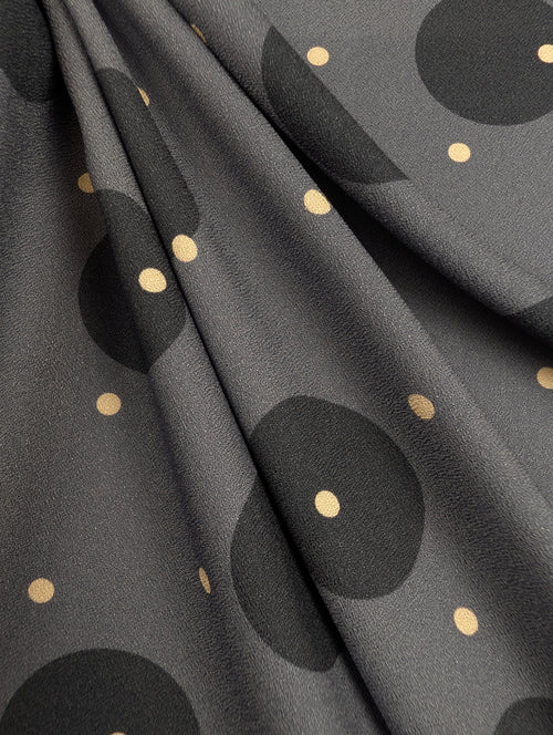 Crêpe de viscose lourd, pois noirs et écrus sur fond gris 2 [blankastock:255803dd-8638-409f-bae2-80757debb1bc]
