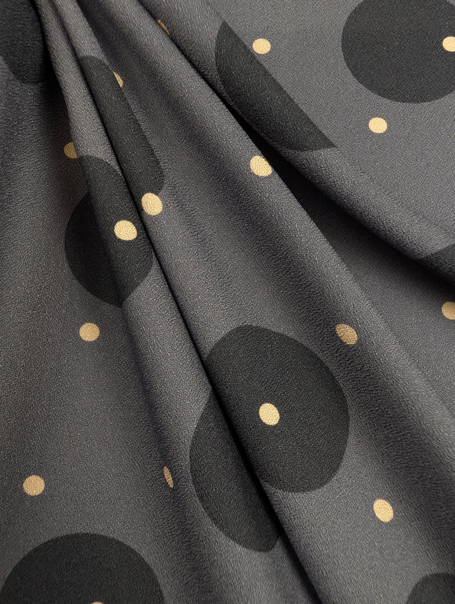 Crêpe de viscose lourd, pois noirs et écrus sur fond gris 2 [blankastock:255803dd-8638-409f-bae2-80757debb1bc]