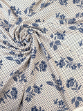 Viscose leve com efeito amarrotado, flores e bolinhas azul-marinho sobre fundo cru 1 [blankastock:91f26df6-550d-4a5e-ab05-15130cd37297]