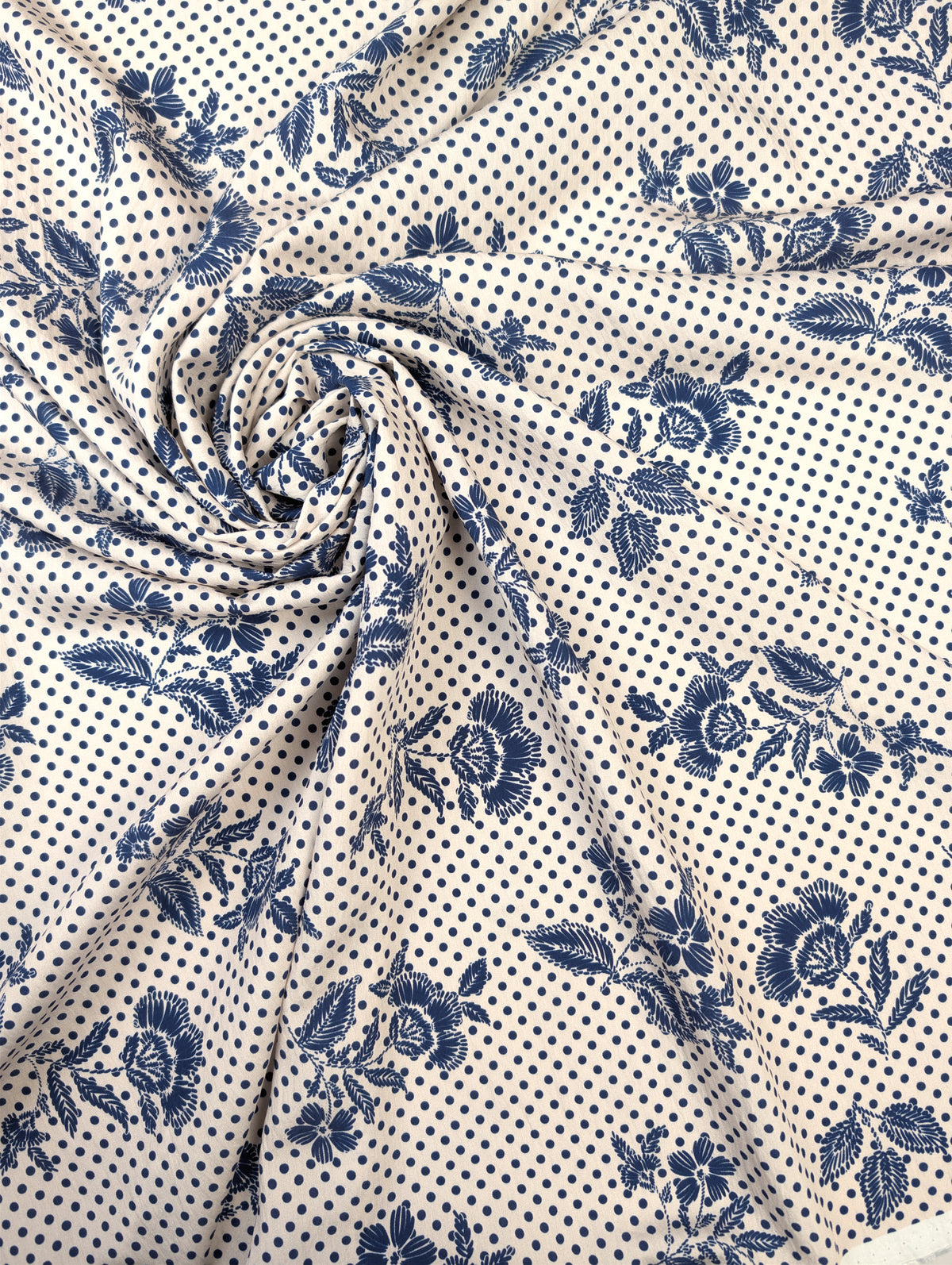 Viscose leve com efeito amarrotado, flores e bolinhas azul-marinho sobre fundo cru 1 [blankastock:91f26df6-550d-4a5e-ab05-15130cd37297]