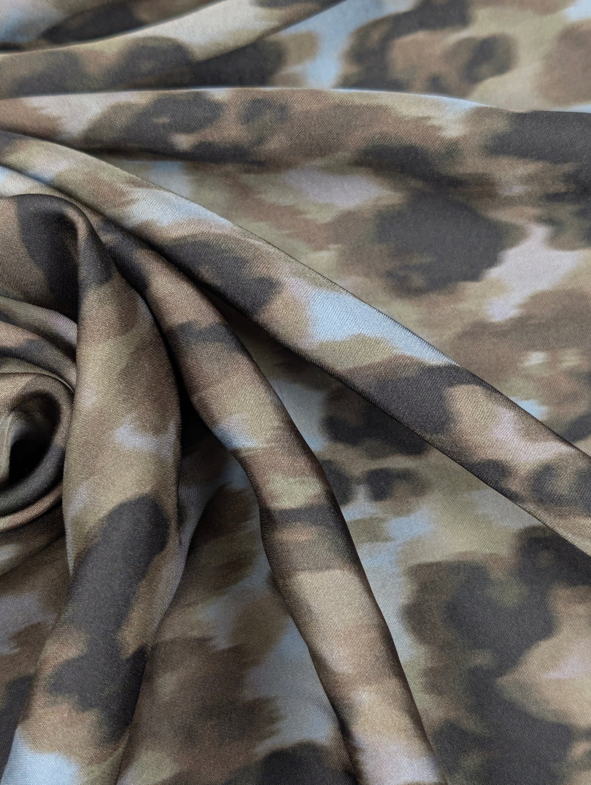 Satin de viscose léger, motif animalier abstrait beige et marron 3 [blankastock:040f9733-7f87-43b3-9c30-545d09535250]