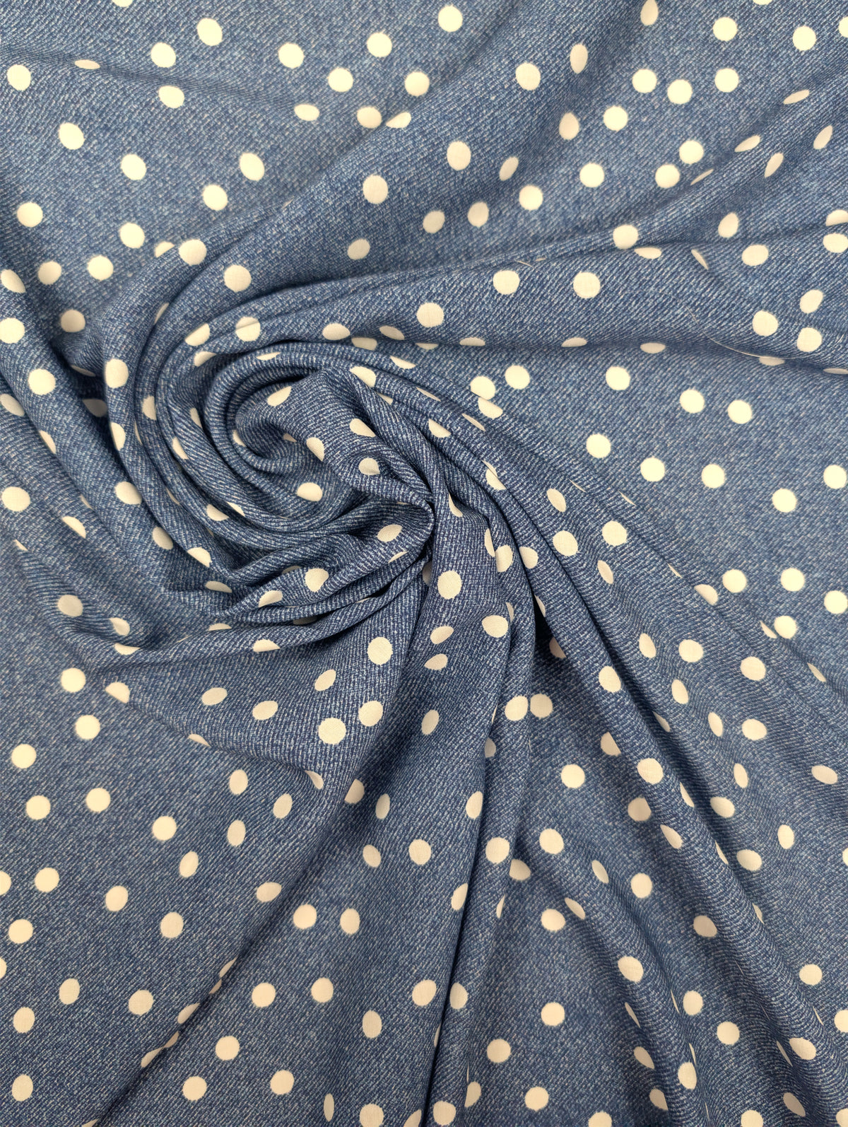 Batiste de viscose Ecovero, petits pois blancs sur bleu jean 1 [blankastock:7540a638-e41f-4012-b800-9e26af29d384]