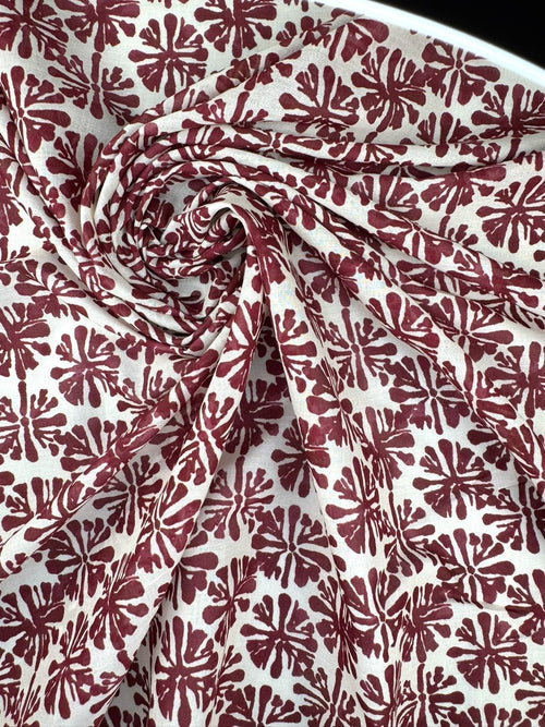 Gebloemd rood katoenbatist 1