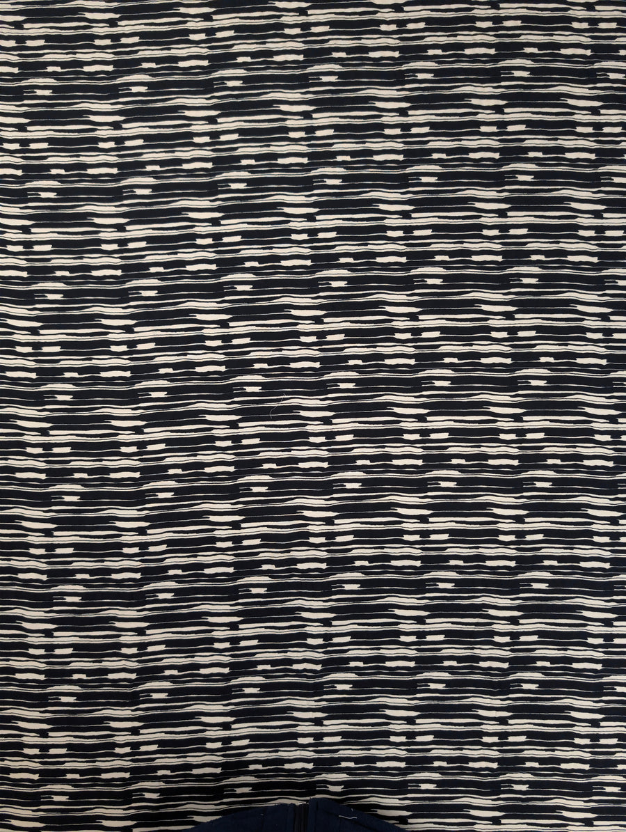 Viscose fluide, rayures graphiques noires et écrues 4 [blankastock:3d184f43-2bf0-421a-b809-681185d7fbca]