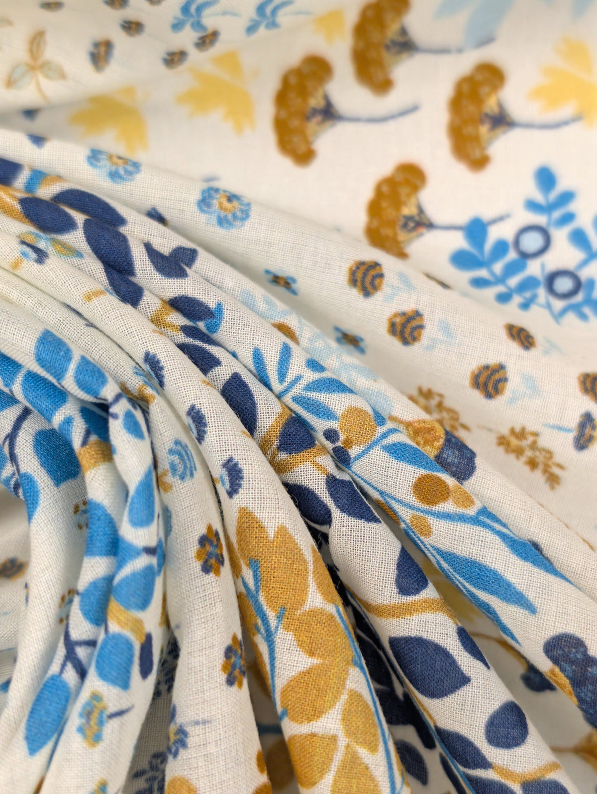 Voile de coton, motif champêtre fleuri bleu et jaune 3 [blankastock:36ec1039-9c2a-40d6-9cc8-daa88689d62d]