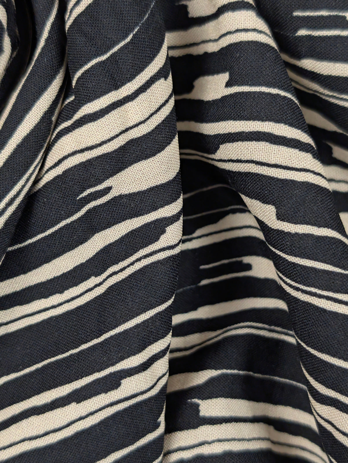 Viscose fluide, rayures graphiques noires et écrues 3 [blankastock:43ef90e3-f3ab-40a6-aa01-39ce88e199d4]