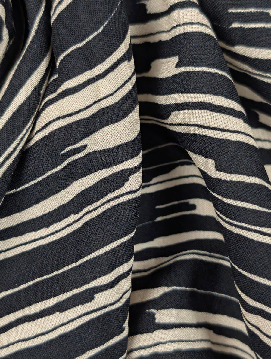 Viscose fluide, rayures graphiques noires et écrues 3 [blankastock:43ef90e3-f3ab-40a6-aa01-39ce88e199d4]