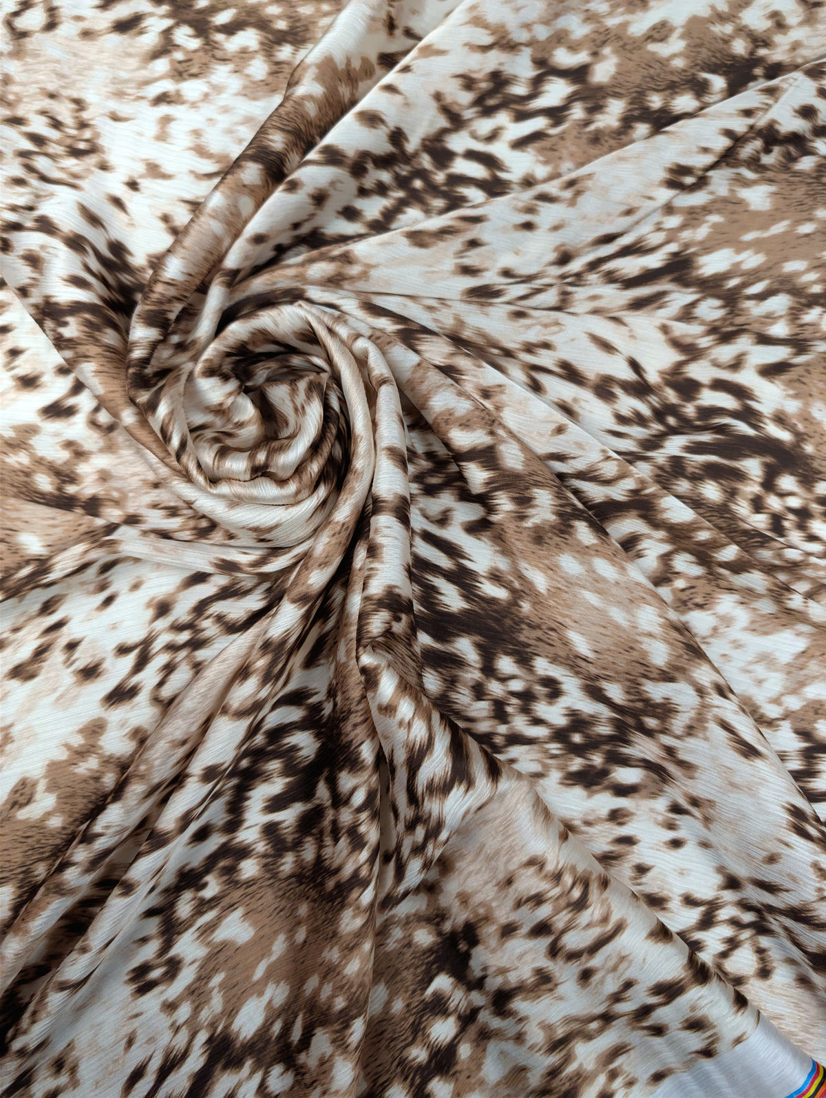 Satin de polyester plissé léger, motif animalier brun et écru 1 [blankastock:cd4a071a-6cec-4201-964f-396939c3cf26]