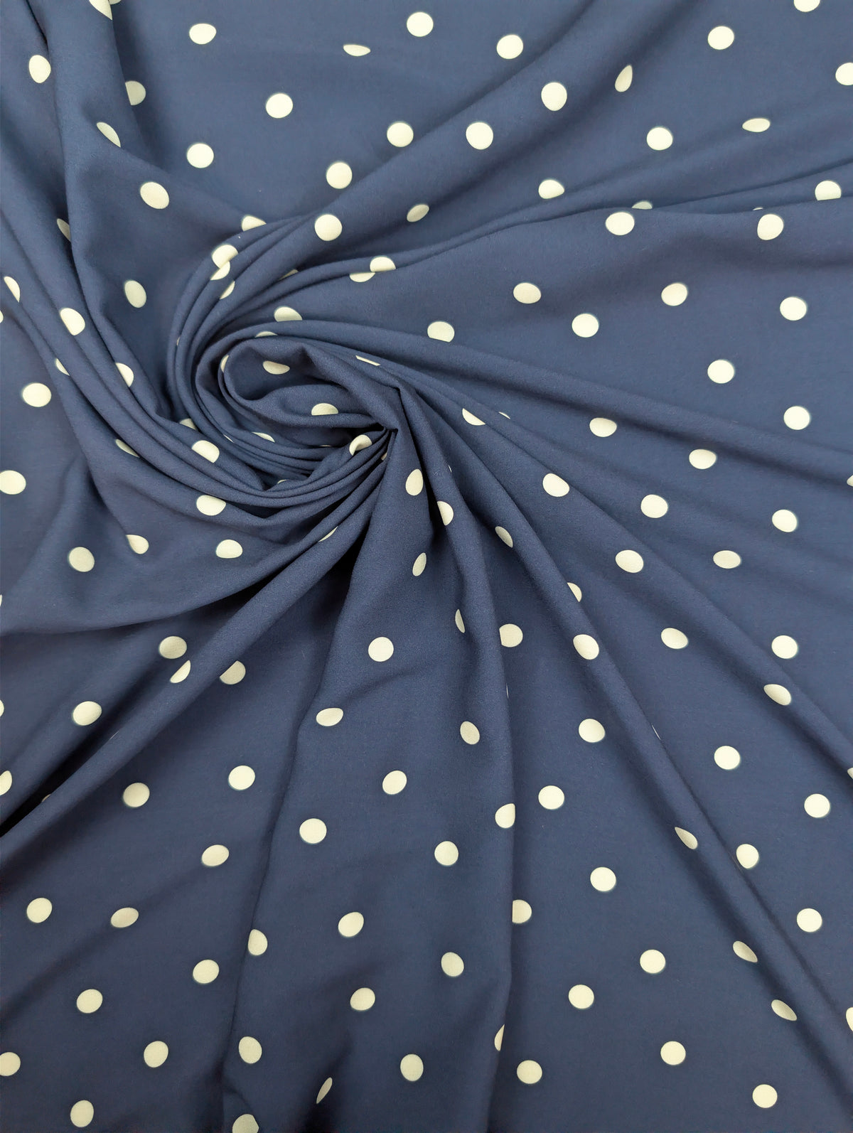 Viscose Ecovero, pois blancs sur fond bleu 1 [blankastock:6ab993ac-3020-44bd-be19-736f6ef3120b]