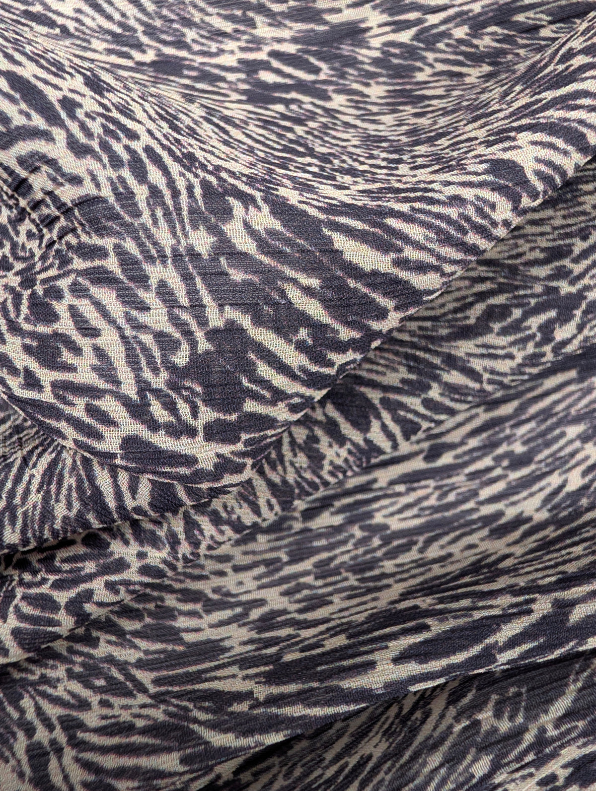 Voile gaze de viscose, motif animalier abstrait écru et noir 4 [blankastock:2238fcfa-97f8-4abe-9f16-3d362d20a1f3]