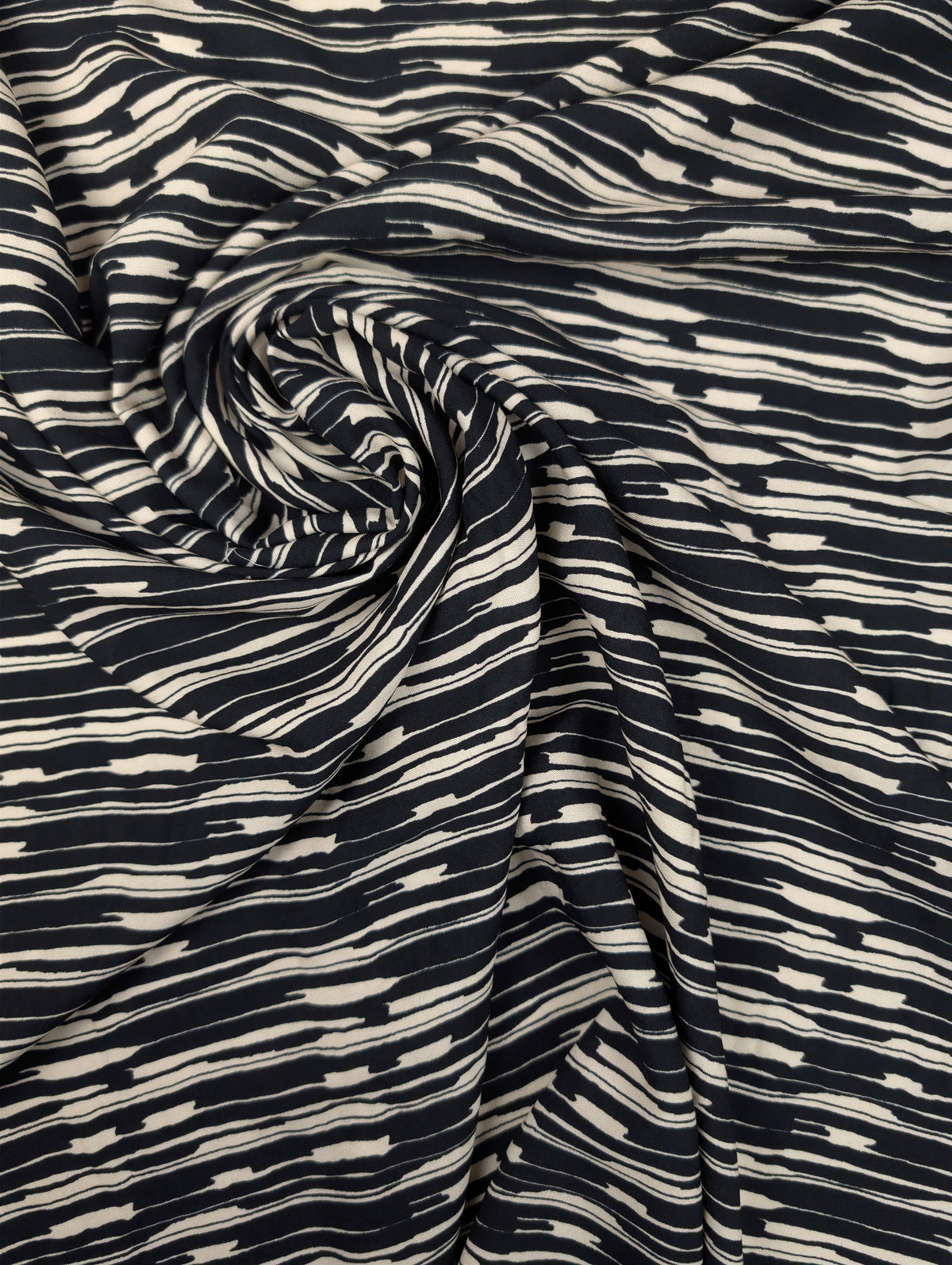 Viscose fluide, rayures graphiques noires et écrues 1 [blankastock:76a36646-6f71-42c7-9888-e8c68a38bd42]