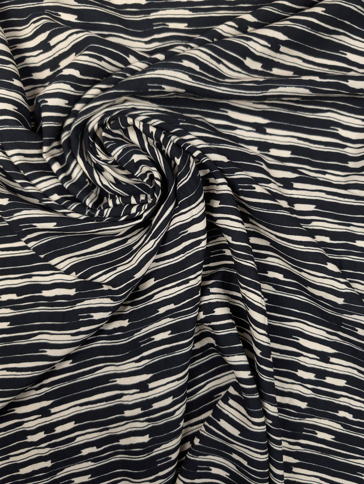 Viscose fluide, rayures graphiques noires et écrues 1 [blankastock:76a36646-6f71-42c7-9888-e8c68a38bd42]