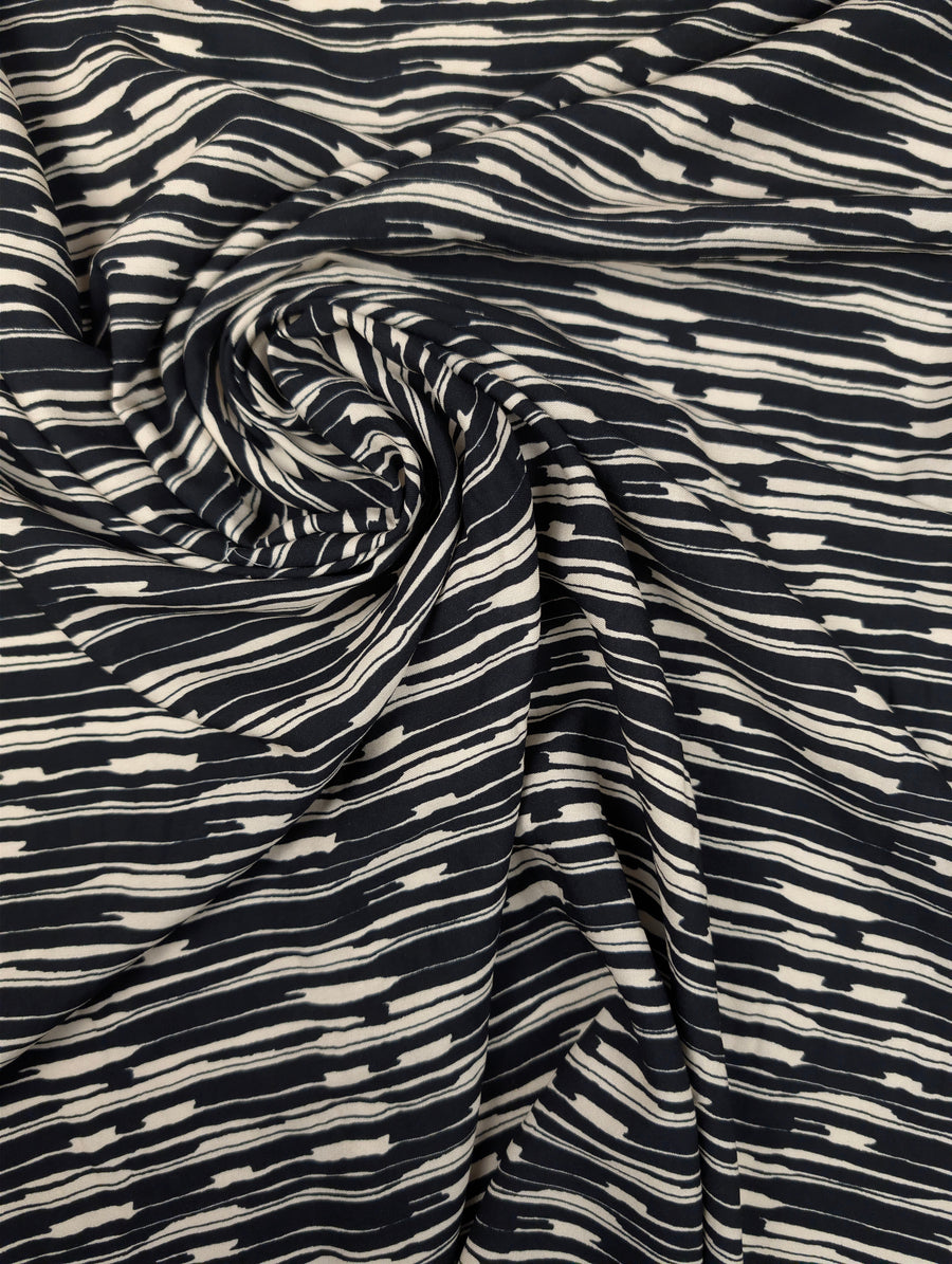 Viscose fluide, rayures graphiques noires et écrues 1 [blankastock:76a36646-6f71-42c7-9888-e8c68a38bd42]