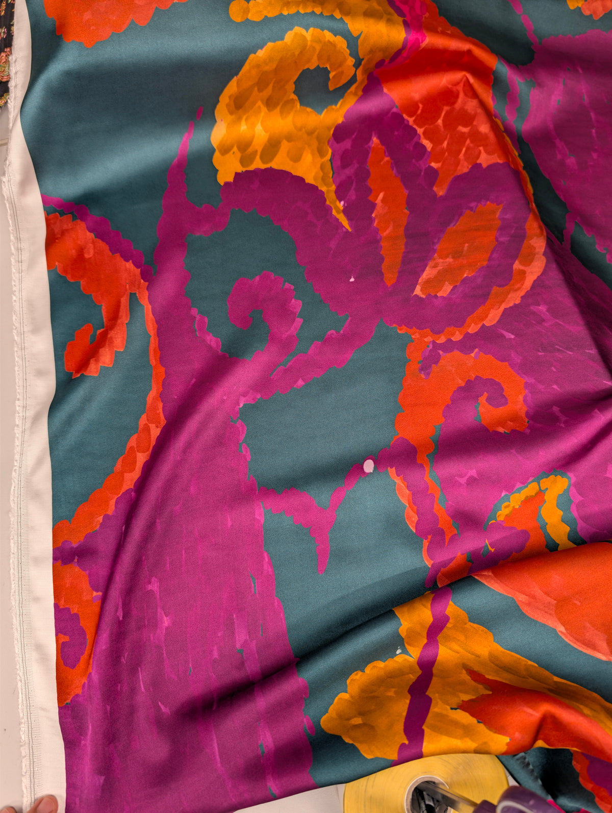 Satin de viscose léger, grandes fleurs abstraites rétro (léger défaut d’aspect) 4 [blankastock:6fd9843c-c6b6-4974-8496-7c706539f7b5]
