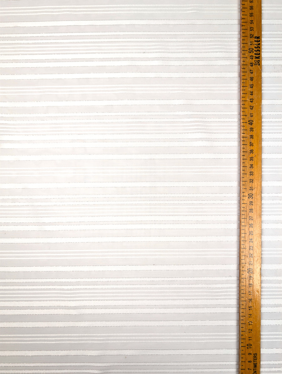 GARAEEL - Voile crêpe de viscose à rayures satinées et à fils lurex argentés 4 [blankastock:6e32421c-4aef-421b-9fa8-231751bd406d]