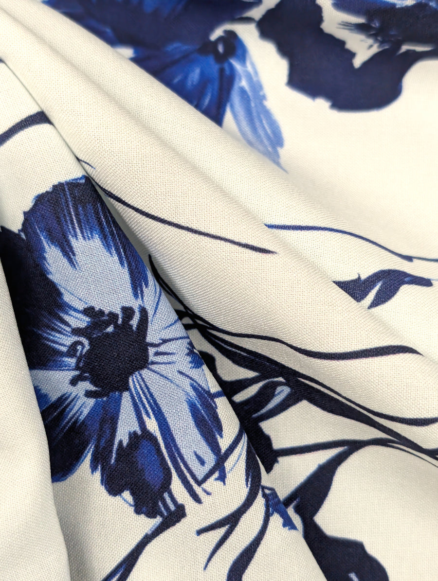 Viscose fluide, grandes fleurs bleues sur fond écru 3 [blankastock:a8c13693-beb9-43da-8d0e-6cfa0d0d1ed8]