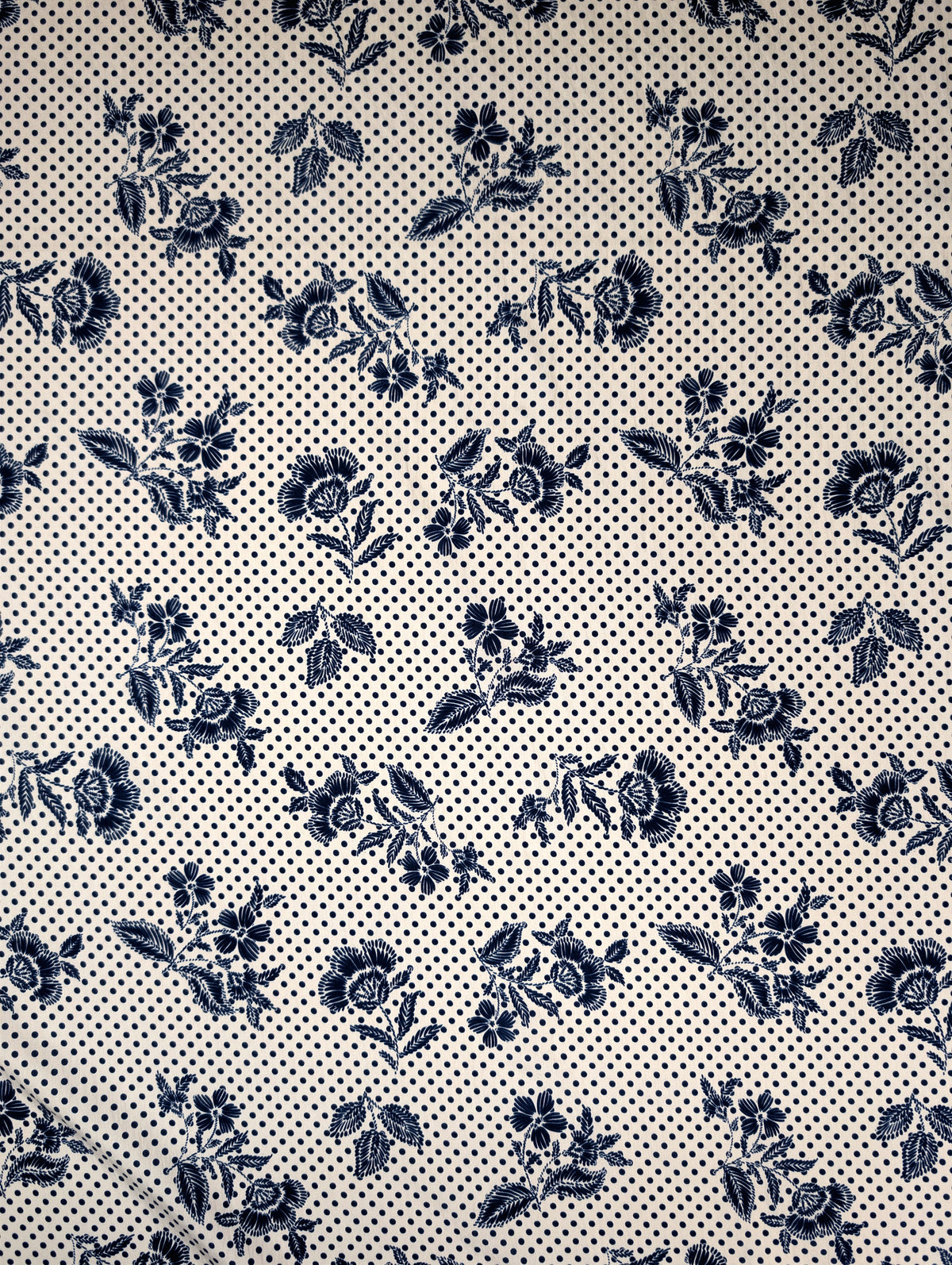 Viscose leve com efeito amarrotado, flores e bolinhas azul-marinho sobre fundo cru 4 [blankastock:8872a053-3221-48cf-b071-06232c0a4fbf]